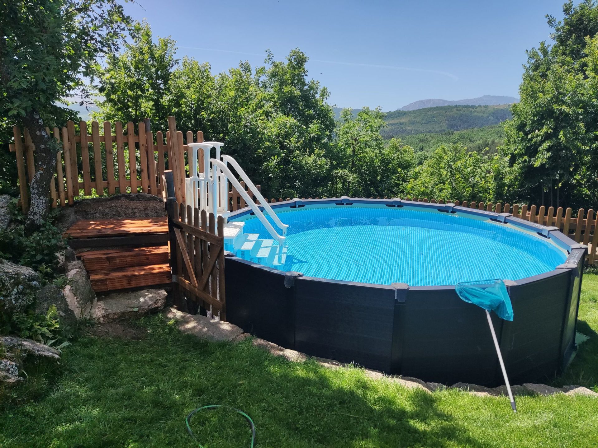 Piscina elevada en el jardín en verano